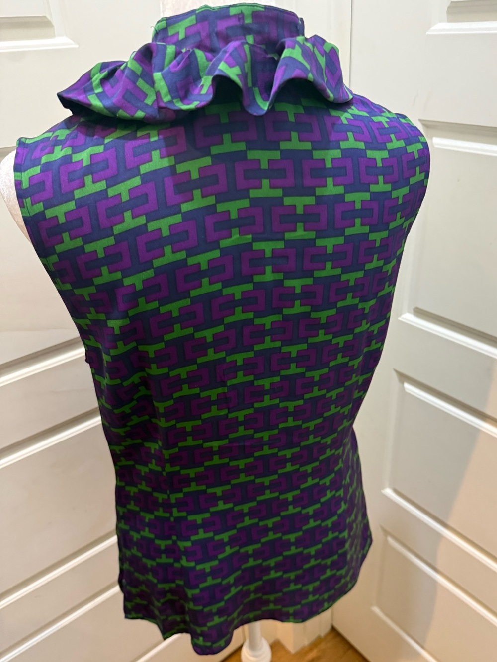 Elizabeth McKay. Sleeveless Elizabeth Silk Blend Blouse. Size 4. - Picture 2 of 9